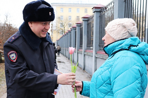 В Иванове участковые поздравили с 8 марта женщин со своего участка